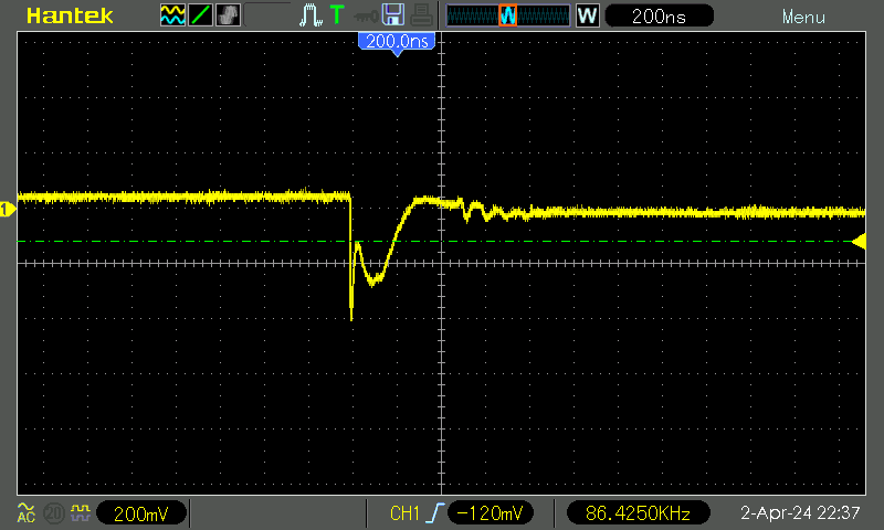 TI NE555, loaded, combination of capacitors, 200 ns/div, 200 mV/div